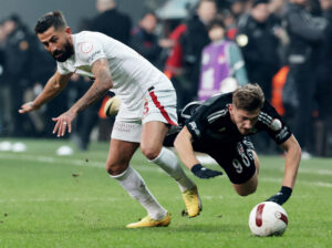 Semih Kilicsoy i duel med Kerim Demirbay i kampen mellem Besiktas og Galatasaray.