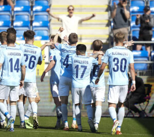 Sønderjyske-spillerne jubler efter en sen scoring i NordicBet Liga-kampen mod AaB.