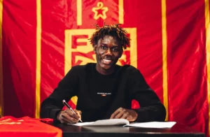 Stephen Acquah skriver under med FC Nordsjælland.