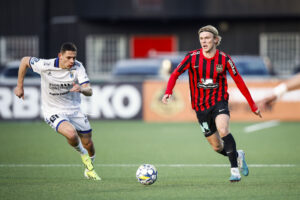 Alexander Jensen i kamp for Brommapojkarna mod Sirius, hvor han også mødte sin landsmand Yousef Salech.