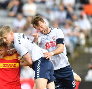 Patrick Mortensen i en hovedstødsduel i kampen mellem AGF og FC Nordsjælland i Superligaen.
