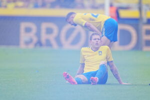 Nicolai Vallys i græsset efter Brøndbys tabte mesterskab.