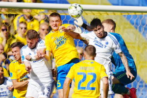 Brøndby og FCK-spillere i duel om bolden