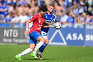 Hvidovre IF- og Lyngby Boldklubs spillere kæmper om bolden.
