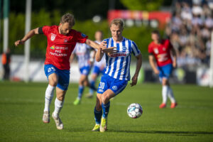 Hvidovre-spiller i duel med OB's Max Fenger.