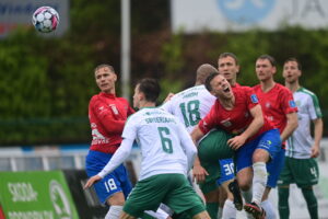 Hvidovres og Viborgs spillere i kamp om bolden i Superligaen.