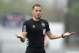 Superligakampen mellem Hvidovre IF og Viborg FF på Pro Ventilation Arena i Hvidovre søndag den 5. maj 2024. Fodbold dommer Mikkel Redder.