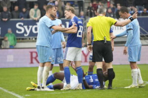 Randers-spillerne er oppe at tabes med Lyngbys spillere under superligakampen mellem dem.