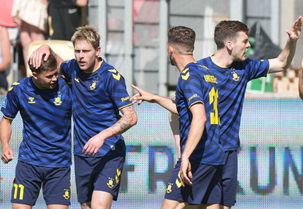 Brøndbys Nicolai Vallys og Filip Bundgaard jubler efter en scoring mod Silkeborg.