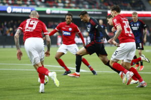 F.C. Københavns Diogo Goncalves i færd med at score mod Silkeborg IF.