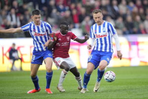 Vejle Boldklub og OB kæmper for livet i 3F Superligaen.