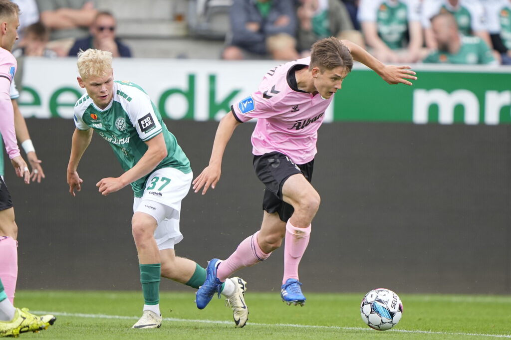 OB-spillerne kæmper for livet i 3F Superligaen imod Viborg FF.