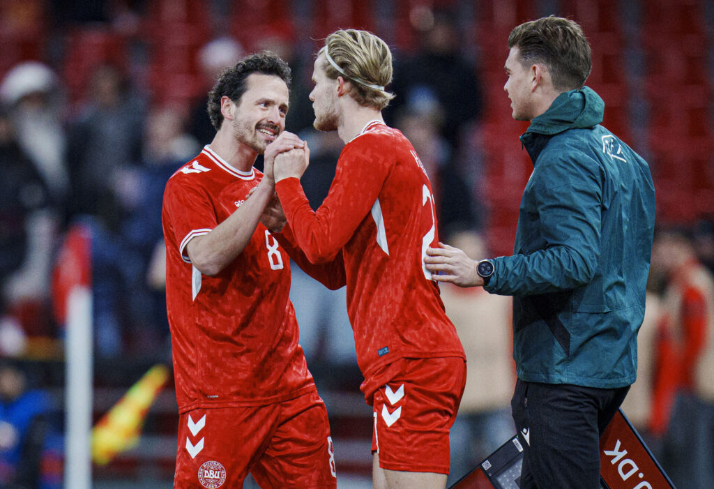 Thomas Delaney bliver skiftet ud til fordel for Morten Hjulmand, som bliver skiftet ind for Danmark.