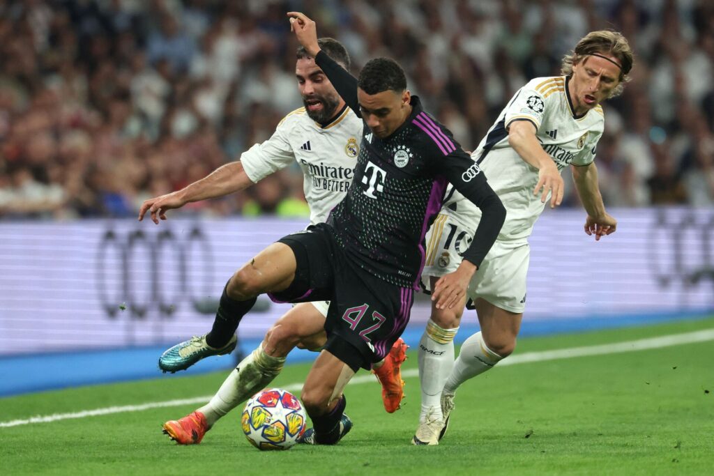 Jamal Musiala sætter Dani Carvajal og Luka Modric af i Champions League-kampen mellem Real Madrid og Bayern München.