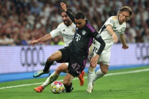 Jamal Musiala sætter Dani Carvajal og Luka Modric af i Champions League-kampen mellem Real Madrid og Bayern München.