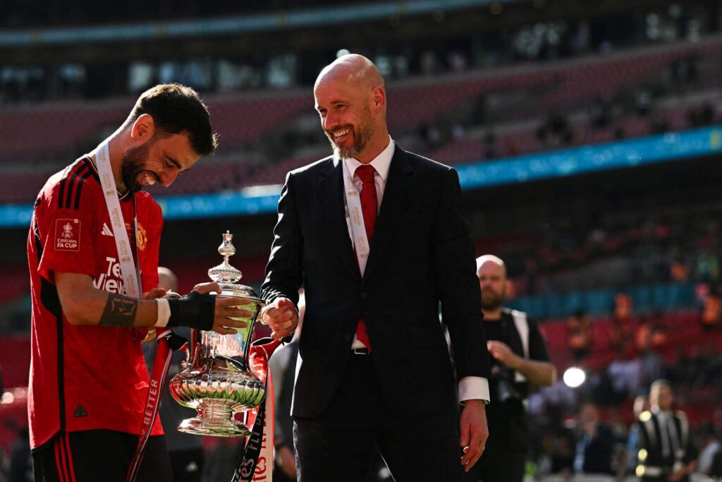 Erik ten Hag og Bruno Fernandes fejrer FA Cup-triumfen sammen for Manchester United.