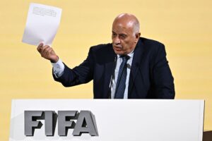 Jibril Rajoub på talerstolen ved FIFA's kongres i Bangkok.