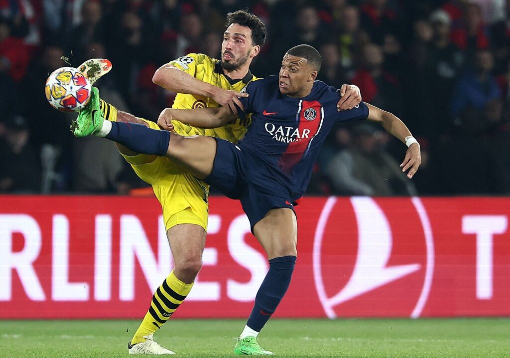 Kylian Mbappé i duel med Mats Hummels under Champions League-kampen mellem PSG og Borussia Dortmund.