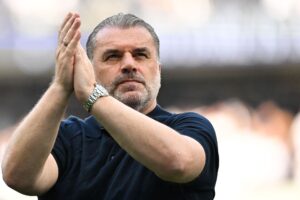 Ange Postecoglou siger tak til Tottenham-fansene, der har støttet holdet.