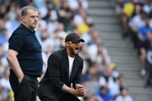 Vincent Kompany på sidelinjen for Burnley.