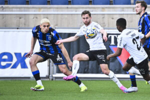 Yousef Salech i kamp for IK Sirius i Allsvenskan.