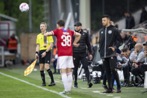 Ivan Prelec på sidelinjen under kampen mellem Vejle Boldklub og OB.