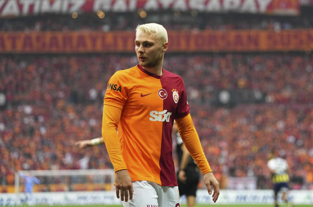 Victor Nelsson på banen for Galatasaray.