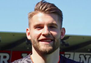 Vincent Müller foran Vesttribunen på Aalborg Portland Park