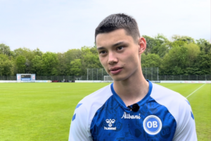 Tobias Slotsager iført OB-tøj på træningsanlægget Ådalen