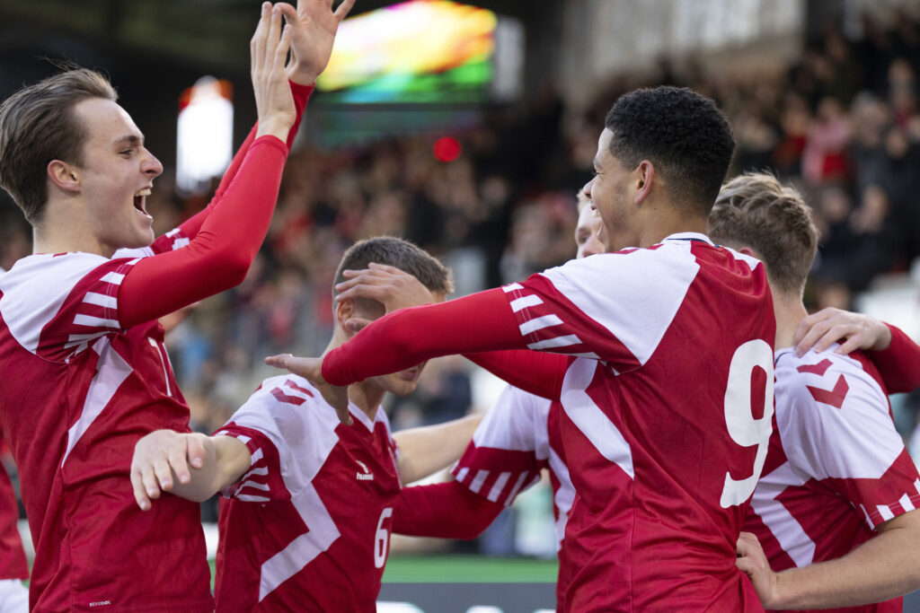 Danmarks U21-landshold fejrer en scoring imod Litauen.