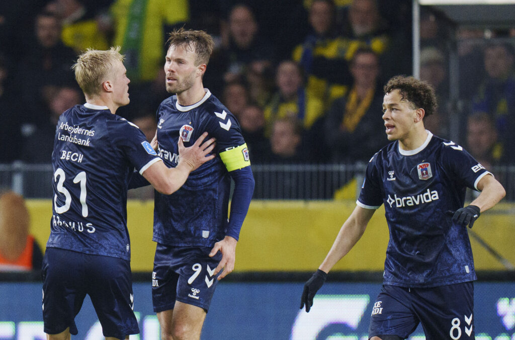 AGFs Patrick Mortensen scorer til 1-1 og jubler med Tobias Bech og Mikael Anderson under superligakampen mellem Brøndby og AGF på Brøndby Stadion i Brøndby mandag den 6. november 2023.