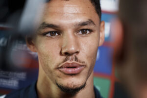 Alexander Bah efter Danmark har kvalificeret sig til Em-ottendedelsfinalen i Tyskland 2024.