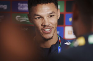 Alexander Bah på dagen, hvor det danske landshold ankommer til EM-lejren i tyske Freudenstadt.