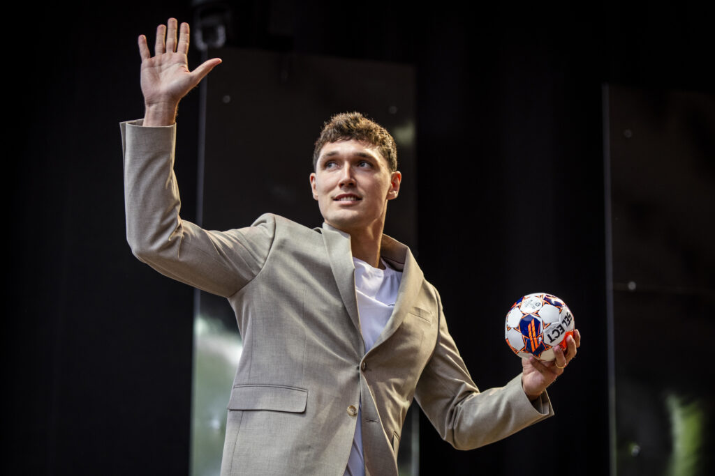 Andreas Christensen hilser på de danske landsholdsfans inden afgang til EM 2024 i Tyskland