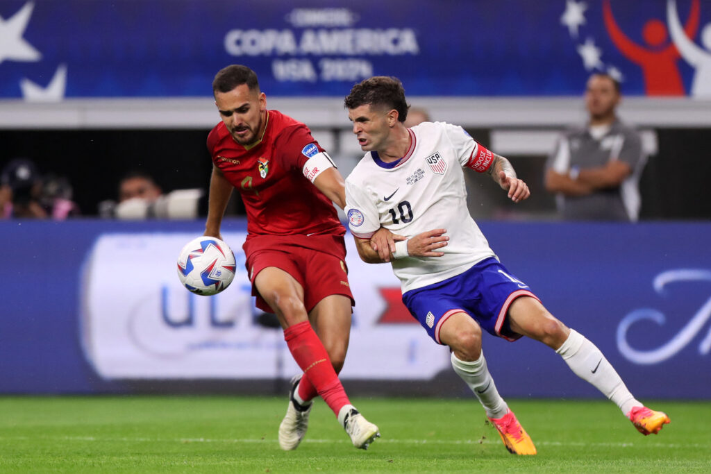 USA's anfører Christian Pulisic i duel med en spiller fra Bolivia ved Copa America.