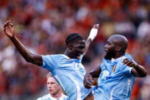 Amadou Onana jubler sammen med Romelu Lukaku.