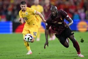 Belgiens Romelu Lukaku jagter bolden under kampen mod Rumænien.