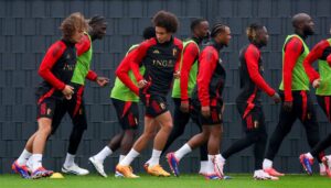 Axel Witsel under opvarmningen til en træning med det belgiske landshold.