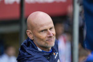 Ståle Solbakken på sidelinjen for Norge under landskampen imod Danmark
