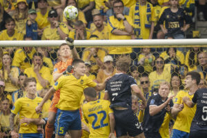 Brøndbys og AGF's spillere i kamp om bolden.