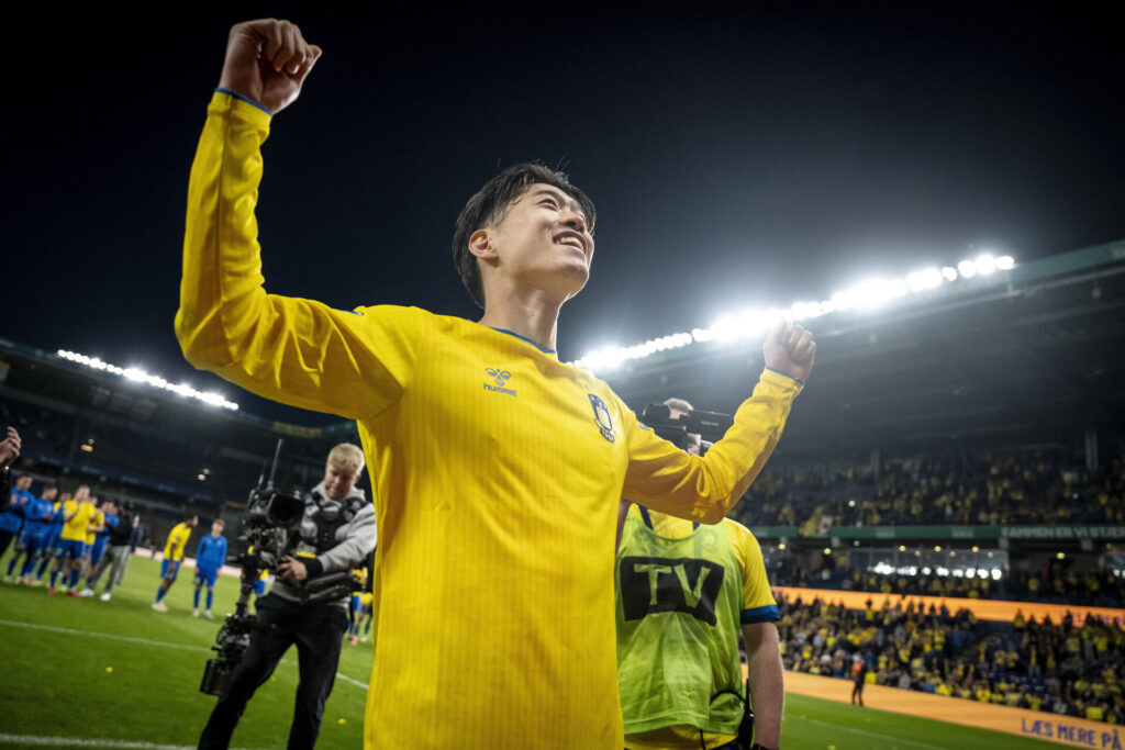 Yuito Suzuki fejrer Brøndby-sejren mod FC Nordsjælland.