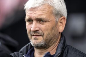 Brøndbys cheftræner, Per Nielsen, spejder ud på banen.