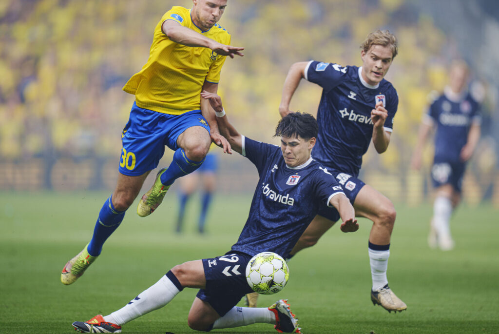 AGF-spillerne i færd med at spolere Brøndby IF's gulddrømme i 3F Superligaen.