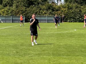 Morten Karlsen styrer slagets gang til en træning i Lyngby Boldklub.
