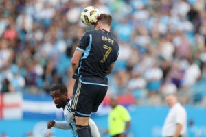 Mikael Uhre hopper højt og header til bolden.