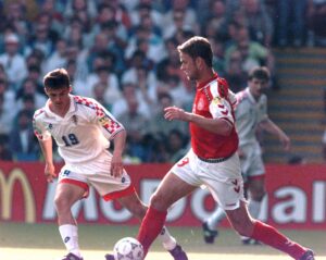 Claus Thomsen i duel i kampen mellem Danmark og Kroatien ved EM i 1996. Danmarks trup ved EM 1996