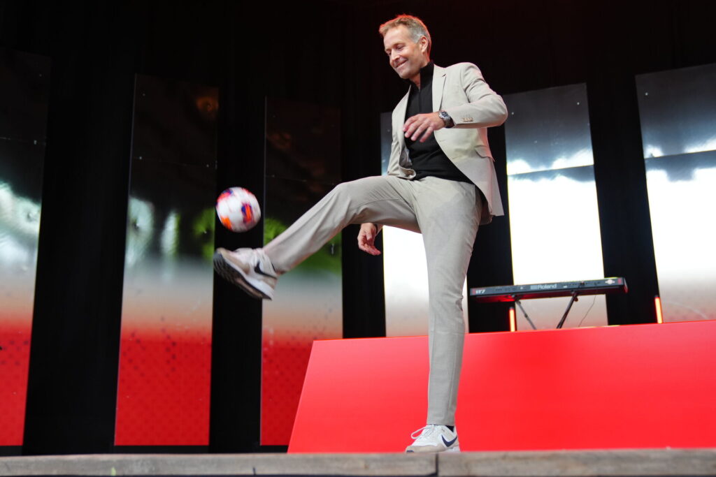 Kasper Hjulmand sparker bolden ud til publikum i Tivoli.