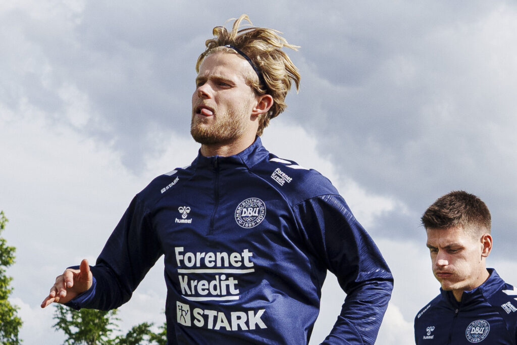 Morten Hjulmand varmer op til Danmarks træning