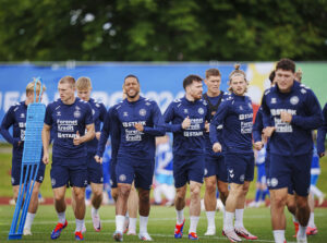 De danske spillere varmer op til en træning nede i Freudenstadt.