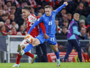 Danmarks Yussuf Poulsen og Sloveniens Timi Elsnik under EM-kvalifikationskampen mellem Danmark - Slovenien i Parken, fredag den 17 november 2023.